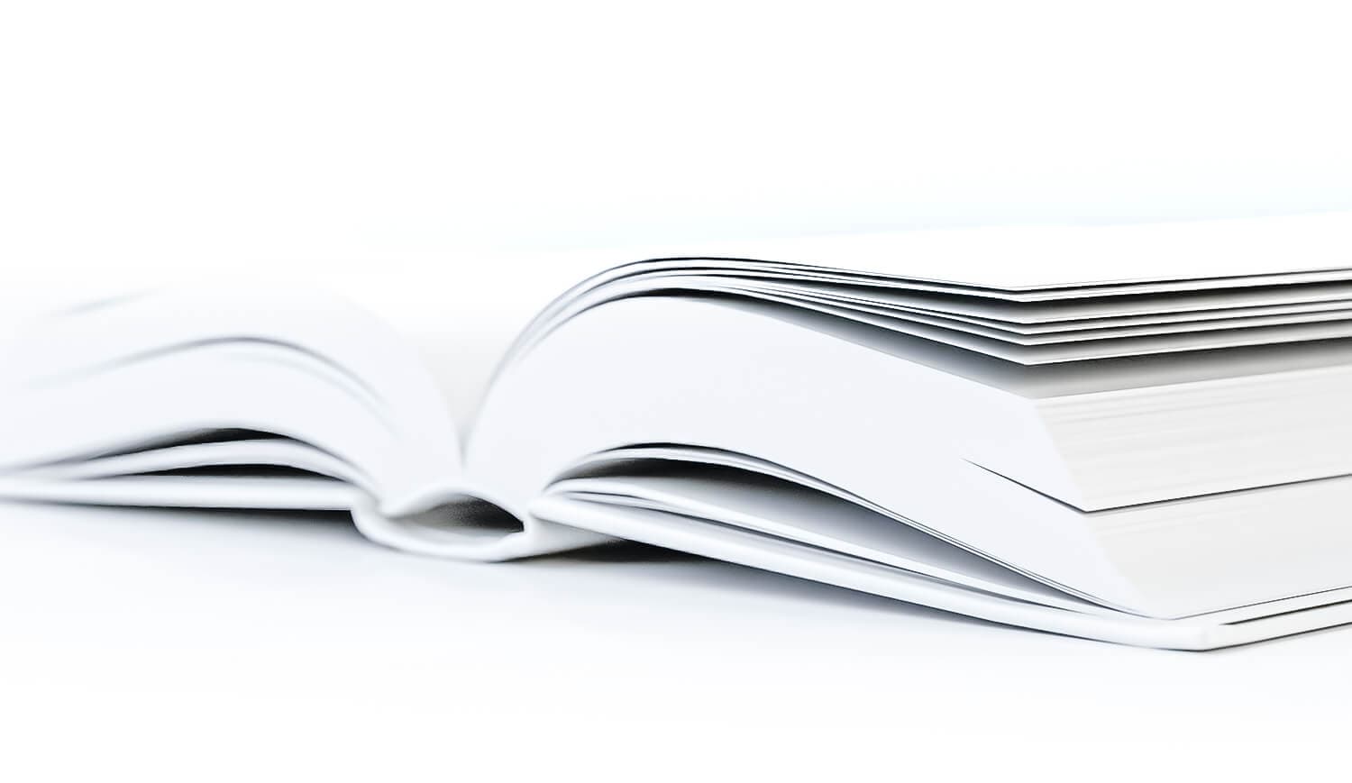 Beyaz zeminde açık duran kalın bir kitap